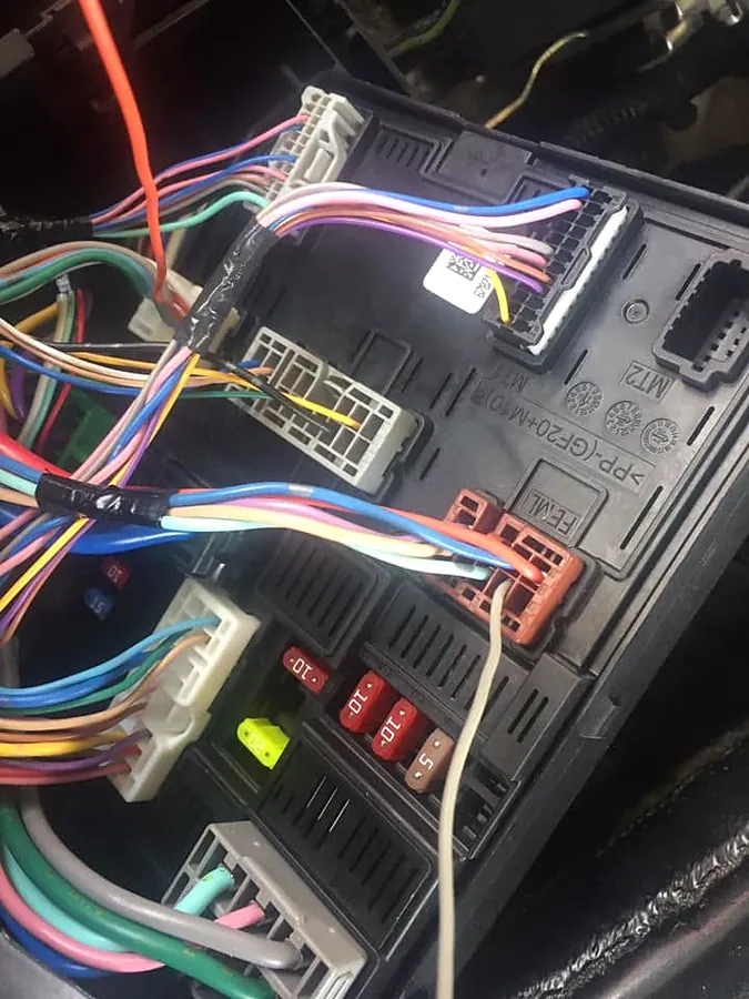 Caja de fusibles y arneses eléctricos de un auto en reparación en Soler Auto Repair