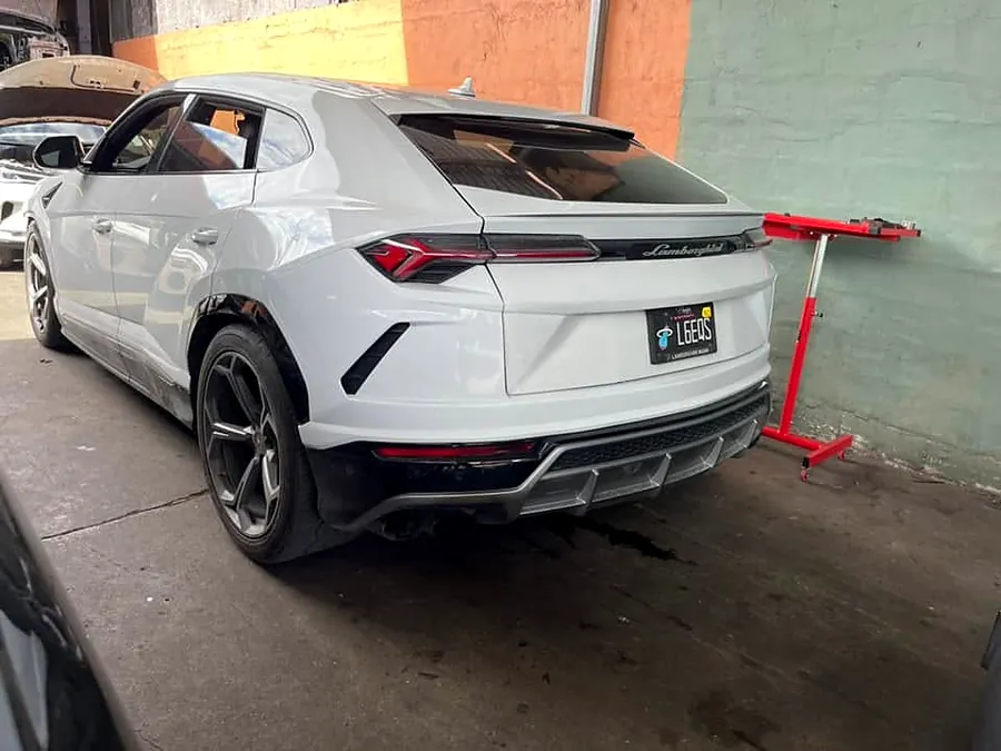 Lamborghini Urus blanco listo para calibración de cámaras