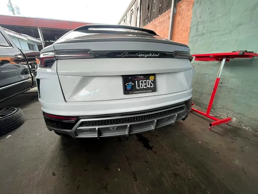 Lamborghini Urus frente al soporte de calibración de radar en Soler Auto Repair
