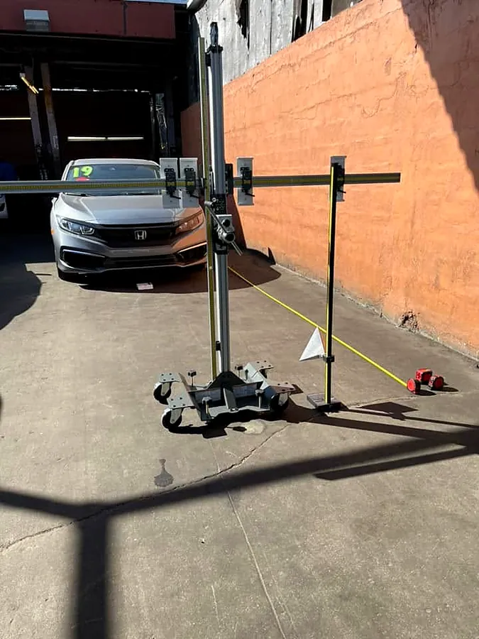 Equipo de calibración ADAS montado frente a un auto en el taller de Soler Auto Repair